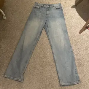 Monki jeans. Cirka 2år gamla men knappt använda. Är lite mer på den baggy sidan på den bakre delen av jeansen.