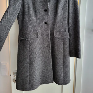 Kappa Boss - Kappa i ull, i mycket fint skick. Gråmelerad, lätt figurskuren