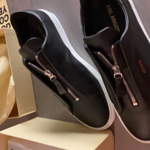 Axel arigato skor - Axel Arigato skor i skick 8/10. Använda sparsamt men finns tecken på att dom är använda. Köpt från axel arigato med nypris på 2300.