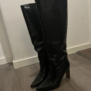 Nakd skor st 36 - Nypris 799. Säljer mina supersnygga klackar från nakd, i nyskick. Använda 1 gång :) sköna, men kommer ej till användning! 