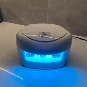 UV-lampa klassisk 18W - En klassisk UV-lampa 18W. Funkar perfekt för att härda nagelgelér, lacker m.m  Knappast använd som man kan se på bilderna. 