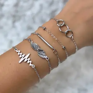 Stilrena armband i silverfärg (finns även liknade i guldfärg) 💍🤍🐚🫧 Säljes i 5-pack för 29kr. Snabb och smidig leverens direkt till brevlådan (13kr frimärke). Du beställer på www.byhedda.se 👼🏼