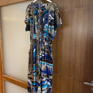 Klänning - Mönstrad klänning med knyt i midjan