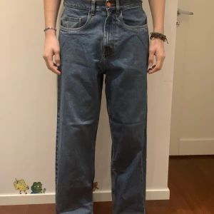 bewider jeans - Supersnygga jeans köpta från BEWIDER för 800kr! Har du några frågor eller undringar så skicka ett meddelande!