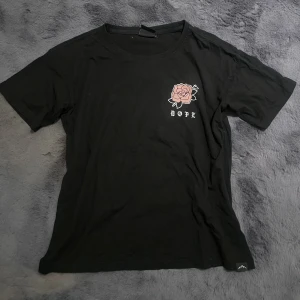 T-shirt - Fin dope tröja i strl S. Använd ett fåtal gånger. 