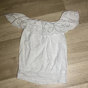 Säljer! Vit tröja  - Hej! Jag säljer en vit tröja i stl 140! ❤️Har haft ganska länge men aldrig Andvänd. Fint mönster på armarna. Perfekt för sommaren!❤️🌸