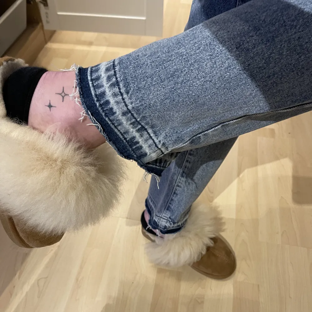 Jättefina och långa jeans med cool detalj nertill. Frakt 66kr❣️. Jeans & Byxor.