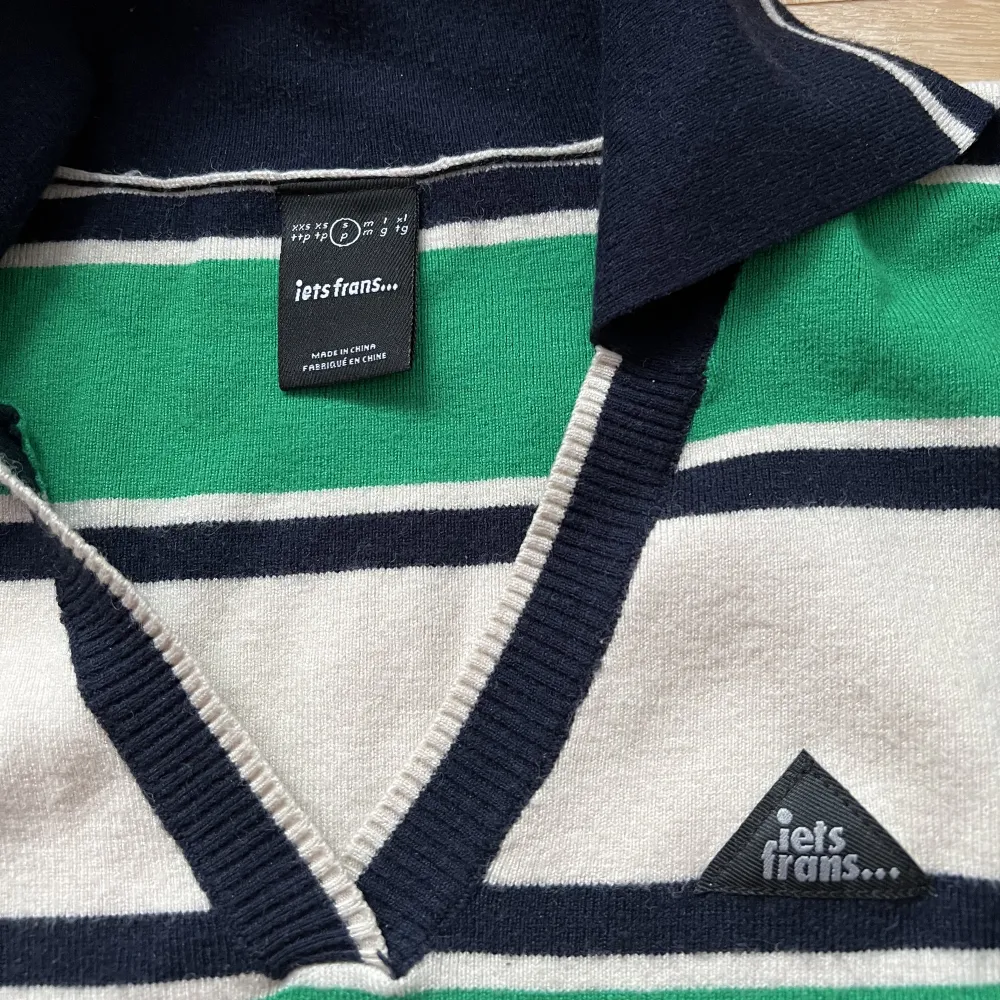 Säljer nu min fina tröja från Urban Outfitters då den inte kommer till användning💕 tröjan är i storlek xs och är croppad. Den är i bra skick🥰. Tröjor & Koftor.
