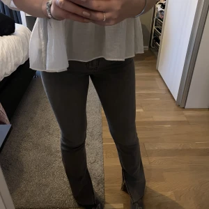 Jeans med slits  - Säljer dessa väldigt fina jeansen från Gina. Första bilden är min egen och andra är lånad från hemsidan. 