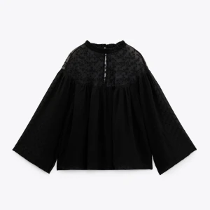 Zara blus  - Säljer min slutsålda zara blus som är helt ny och så fin men kommer inte till amdvändning, skriv för egna fler bilder