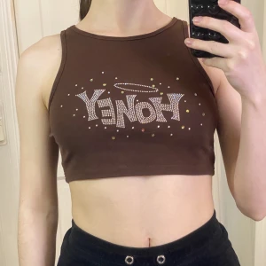 Brun topp  - Brun topp med tryck från shein i storlek xs. Säljer för 50 kr och köpare står för frakten 💖