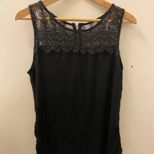 Svart linne m. spets  - Svart linne med spetsdetaljer från H&M Stl. S Använd fåtal gånger 