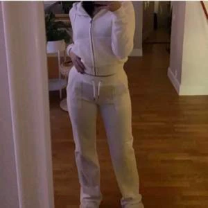 Juicy sett - Säljer mitt vita juicy couture sett eftersom jag inte använder det längre. Den är inte använda så många gånger.kom privat om ni har några frågor. Tröjan är i S och byxorna i xxs