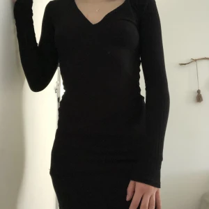 Svart klänning - Svart klänning med V ringning