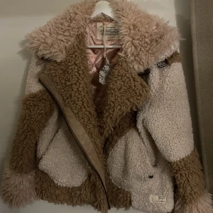 Jacka Odd Molly  - Superfin pälsjacka från odd Molly. Storlek 2, men skulle säga att den är väldigt oversize och passar M-L. 