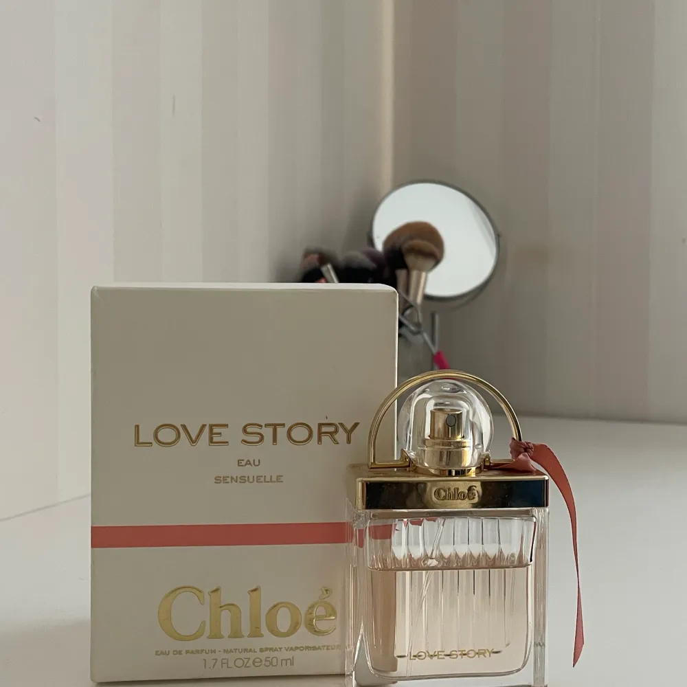 Säljer min älskade ”love story” parfym från Chloe. Det är en väldigt sensuell och härlig doft samtidigt som den är fräsch. Nypriset ligger på över 1000kr. Eftersom jag har använt den lite säljer jag för 550kr. Har du några funderingar så hör av dig! 💞. Accessoarer.
