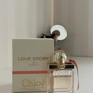 Säljer min älskade ”love story” parfym från Chloe. Det är en väldigt sensuell och härlig doft samtidigt som den är fräsch. Nypriset ligger på över 1000kr. Eftersom jag har använt den lite säljer jag för 550kr. Har du några funderingar så hör av dig! 💞