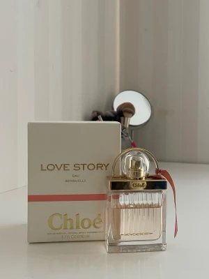 Chloe parfym - Säljer min älskade ”love story” parfym från Chloe. Det är en väldigt sensuell och härlig doft samtidigt som den är fräsch. Nypriset ligger på över 1000kr. Eftersom jag har använt den lite säljer jag för 550kr. Har du några funderingar så hör av dig! 💞