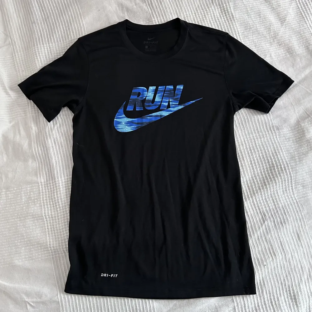 Skön tröja att träna i från Nike med coolt tryck i blått. T-shirt modell, går att använda till vardags. Bra skick!. Hoodies.
