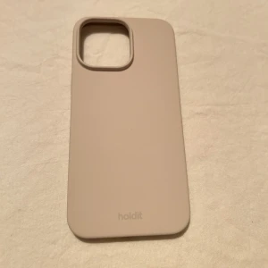Mobilskal - Säljer ett helt oanvänt ljusbeiget silikonskal ifrån Holdit till en iPhone 14 Pro Max. Säljer eftersom jag köpte fel storlek. Köparen står för frakt🤍
