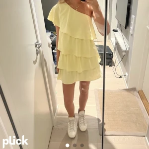 Gul volangklänning zara - Jag säljer min klänning ifrån zara, köpte den i Italien i sommars och har bara använts 1 gång då jag inte tyckte att den passa mig. Hör av er om ni har några frågor eller om ni vill ha mer bilder på klänningen.💕