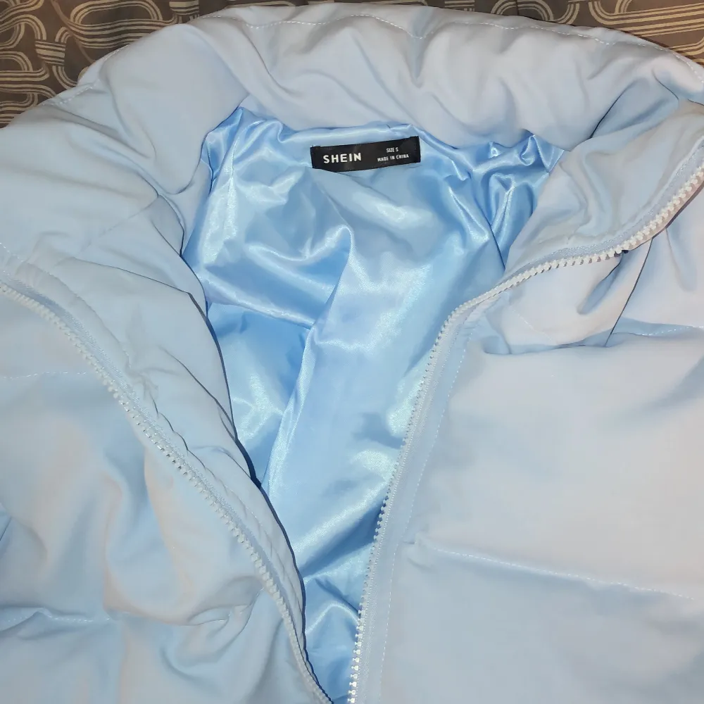 Denna blå jacka är tillverkad av högkvalitativt material som ger både komfort och stil. Jackan har använts en gång.   Det är en vacker blå färg som är tidlös och lätt att matcha med andra kläder  Ordinarie pris 400kr . Jackor.