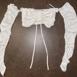 Vit topp - Mycket bra skick. Säljs pga för liten. (Testad en gång) Storlek: xs Jätte fin vit topp som passar perfekt till sommaren. Går att justera och spänna åt med hjälp av snörerna. Hade lätt behållt den om den passade mig.