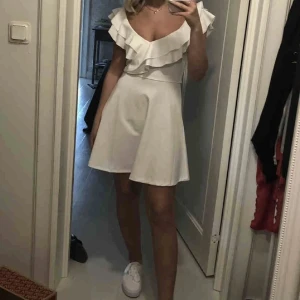 Klänning - Klänning, köpte som alternativ till student. Men har köpt annan bättre. Säljer därav denna. Köpt här på plick, ny skick. Köp direkt!