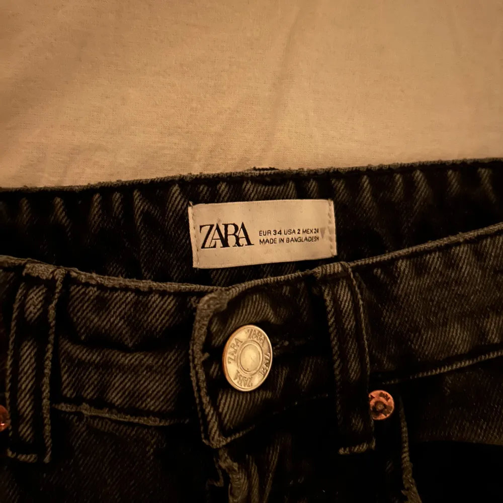 Säljer ett par mid raise jeans i strl 34 från Zara som inte längre säljs. Jeansen köptes för 399kr. Köparen står för frakten🤍. Jeans & Byxor.