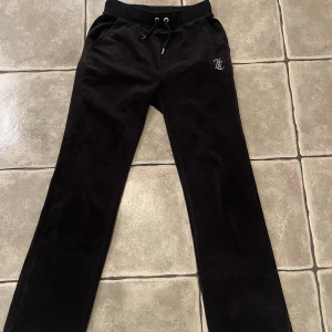 Juicy byxor - Säljer nu mina rainstore Juicy byxor då jag inte får användning av dem, super fint skick men har tappat två stenar som knappt syns (bild 2) Nypris 1200 mitt pris 400. Strl S