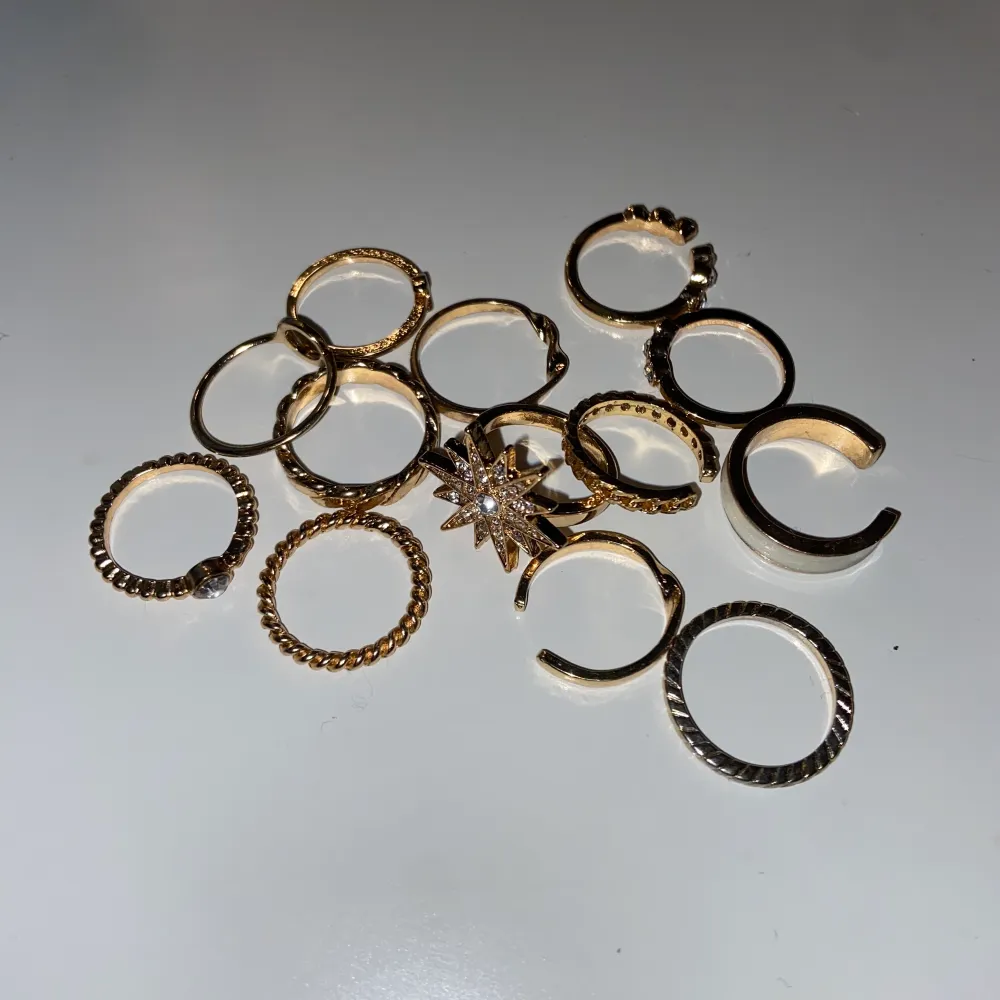Massa guldiga ringar i strl M/L, aldrig använda då jag bara använder silver smycken. Frakten kostar  15kr, ej 29 kr som det står nedan💕. Accessoarer.
