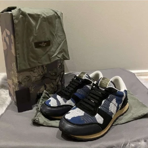 Valentino rock runners  - Säljer dessa valentino rock runners , cond 9/10, dustbag, box och skosnören finns 