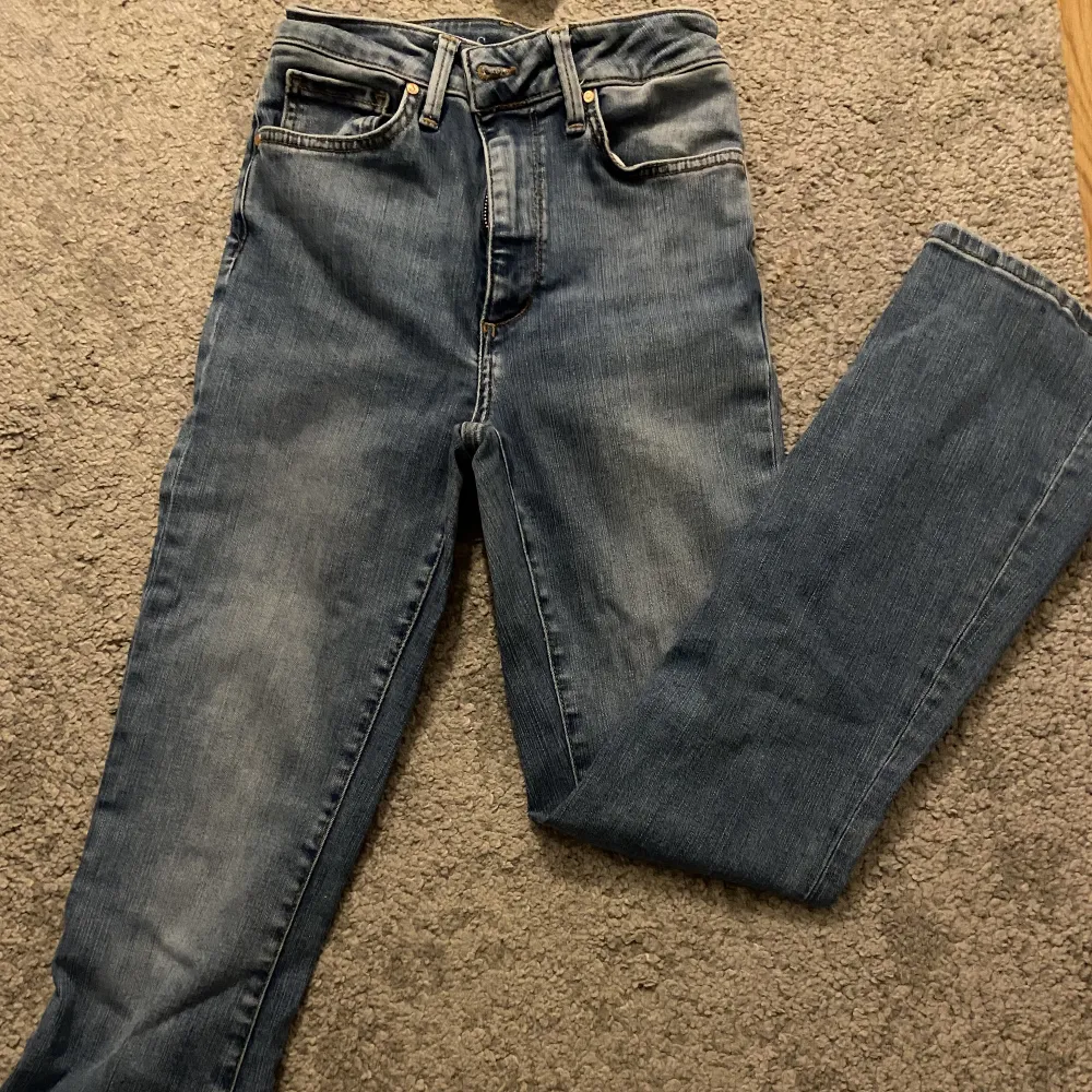 Bootcut jeans från BiBok i stl S. Perfekt längd till mig som är 160 men kommer inte till användning. Lite urtvättade. Köparen står för frakt ❤️. Jeans & Byxor.