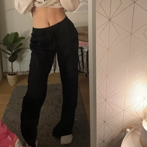 Svarta linnebyxor zara - Byxorna är sparsamt använda, även nerlagda nertill!
