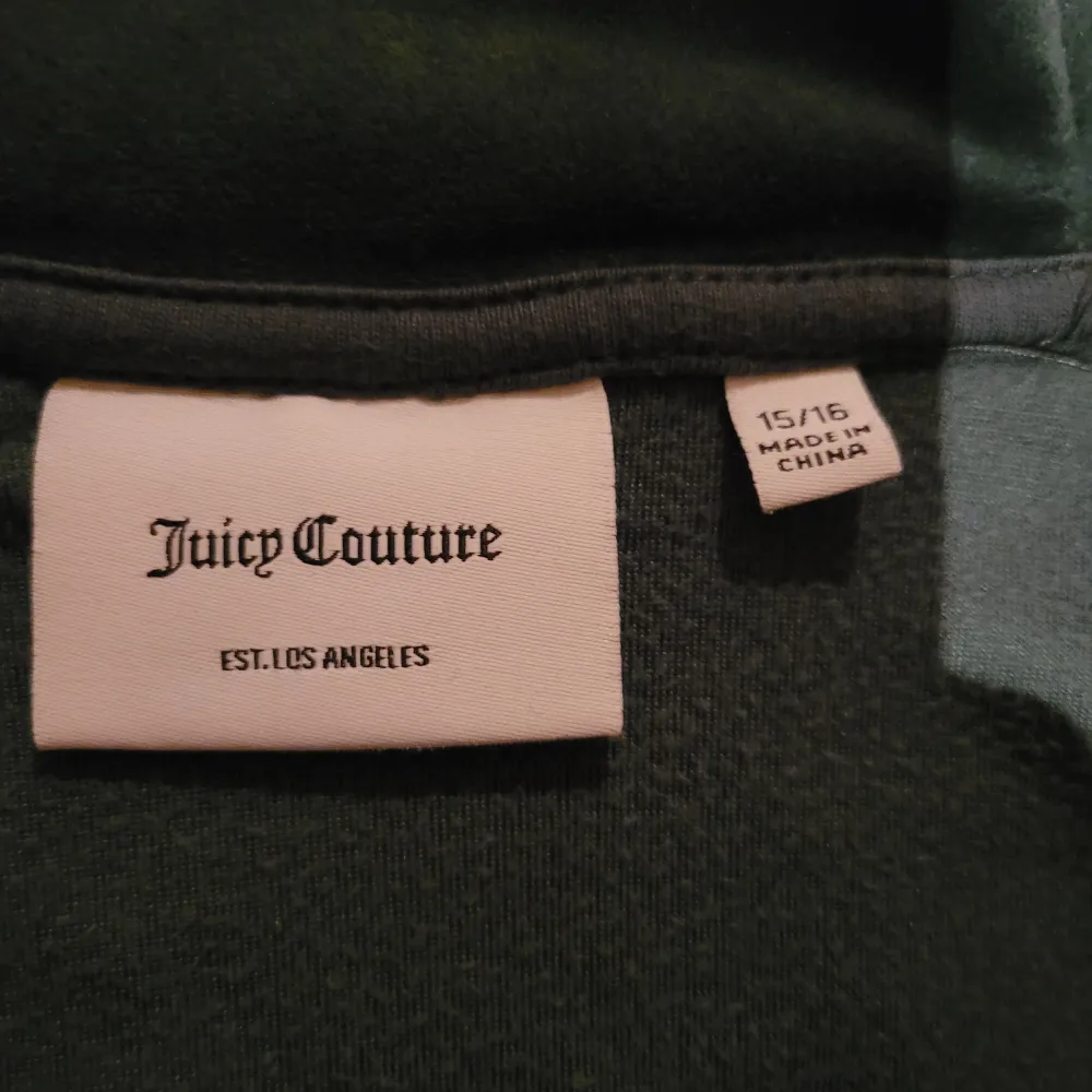 Säljer min gröna Juicy-tröja i storlek 15-16 år men passar xs💗. Köp via 