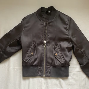 Grå bomberjacka  - Grå bomberjacka från H&M