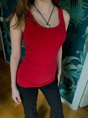 Rött linne - Rött linne från Cubus som tyvärr inte passar mig längre. Emily Prentiss vibe. 