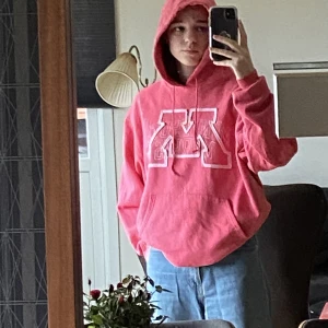 Champion Collegehoodie - Väldigt fin Minnesota college hoodie från champion. Äldre modell men inte ännu vintage. Fortfarande i väldigt fint skick. Jag har storlek M i vanliga fall.