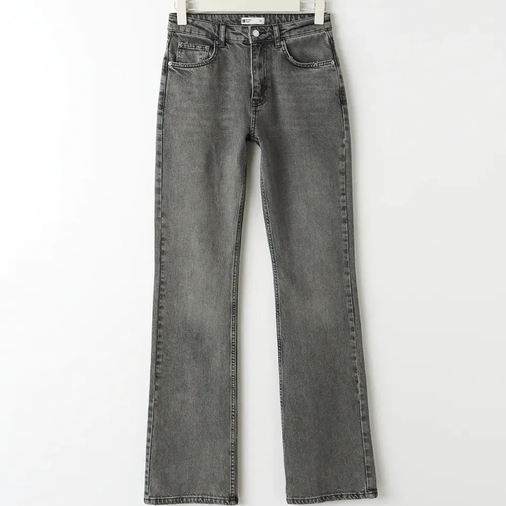 Gråa Full length flare jeans mid waist från Gina i stl 38. Använd ca två gånger, är perfekt längd för mig som är 174cm💕skriv för fler bilder. Jeans & Byxor.