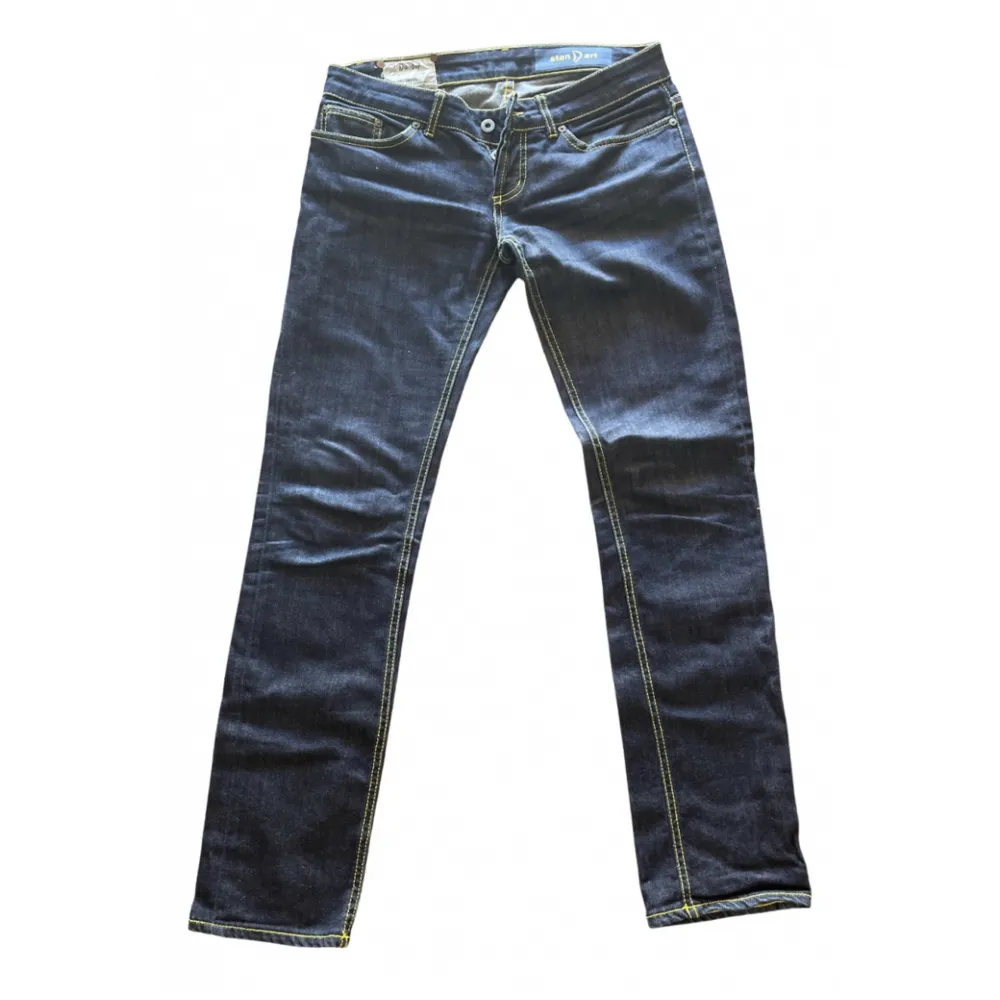 Säljer dessa ur snygga dondup jeans köpta för 900kr då dom är Lite för små för mig. Dom är låg midjade. Knappt använda . Jeans & Byxor.