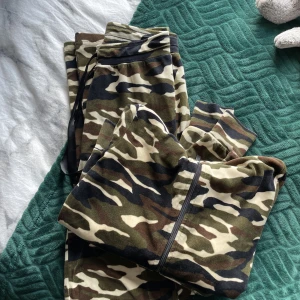 Gina Tricot set - Gina Tricot det byxor och huvtröja. Använd några gånger men i fint skick. Sälj tillsammans, undantag kan ske. Styckpris byxor 175 kr, tröja 175 kr 