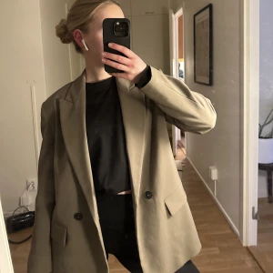 Kavaj - Olivgrön kavaj från ZARA, använd engång så som ny! Köparen betalar frakt 💚