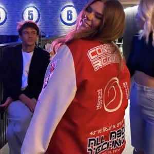 Varsity Jacka  - Super fin jacka som är använt endast ett x antal gånger! Hänger tyvärr bara i garderoben, och förtjänar ett nytt hem 💜 Storlek L som passar mig som har M 