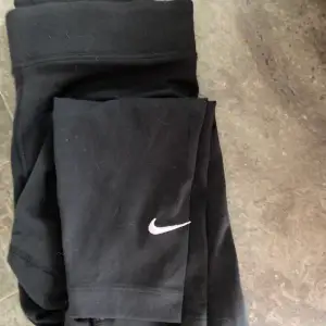 Fina lowwaist träningsbyxor från Nike som sitter som dom ska💕😊använda 1 gång då jag beställde fel storlek💖hör av dig vid bilder eller frågor, priset är diskuterbart💖