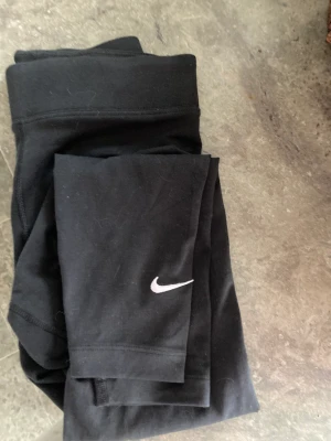 Nike träningsbyxor (lowwaist) - Fina lowwaist träningsbyxor från Nike som sitter som dom ska💕😊använda 1 gång då jag beställde fel storlek💖hör av dig vid bilder eller frågor, priset är diskuterbart💖