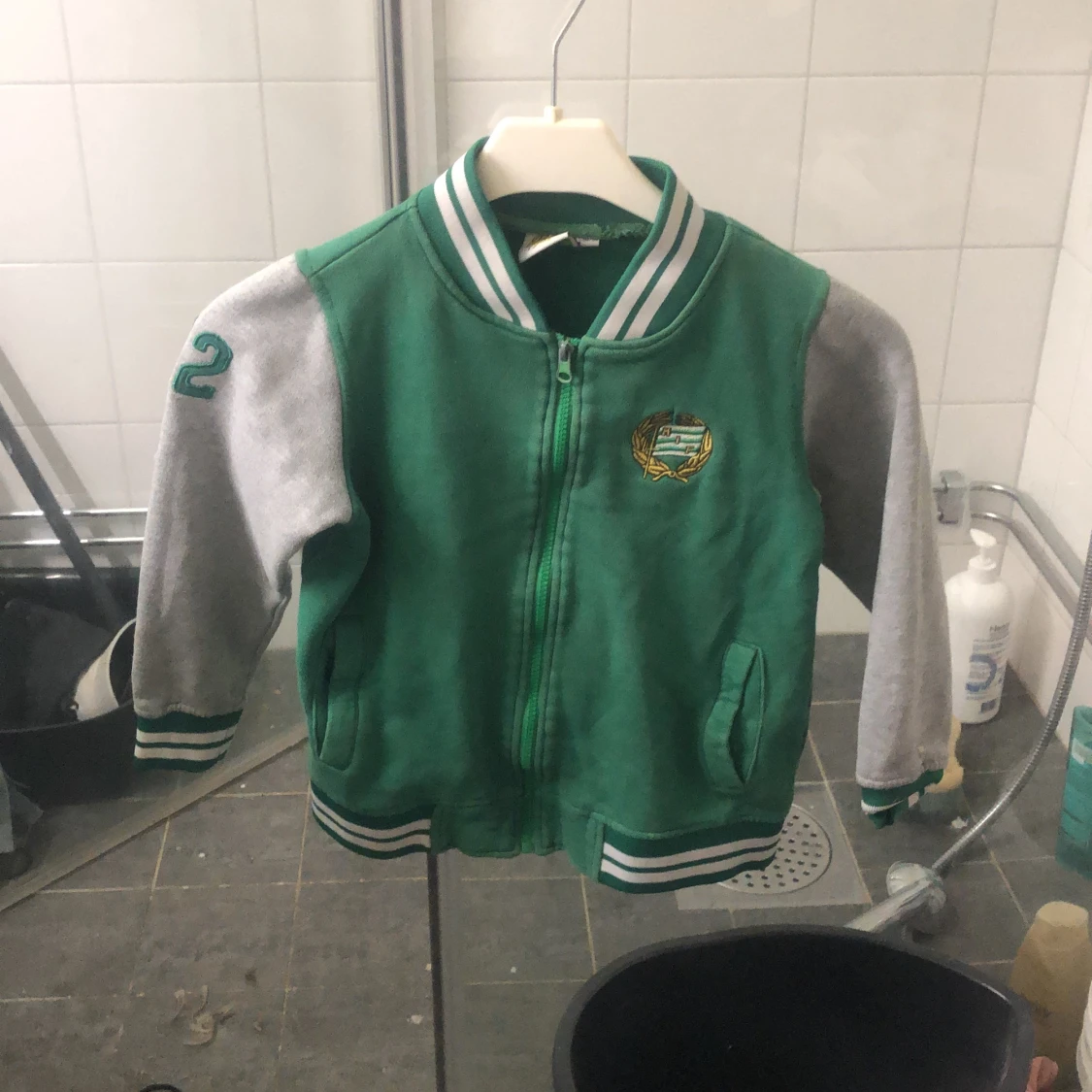 En Hammarby tröja är för liten för mig den är i storlek 122/128