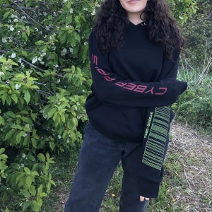 Svart tjock huvtröja - Detaljerna på denna oversized tjocktröja😍 