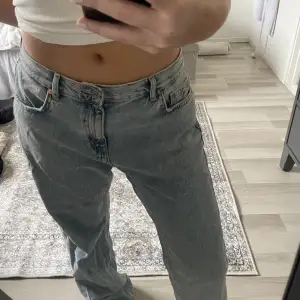 Lågmidjade jeans från mango. Tyvärr för stora för mig💛💛 storlek 42 men passar en 38/40!!