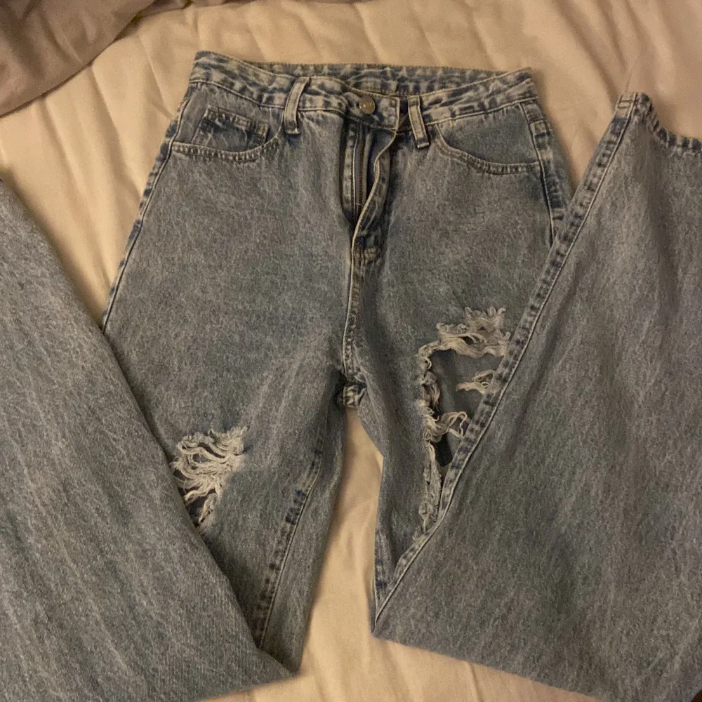 Säljer byxor från SHEIN, bara testade i storlek xs men käns lite större och de är långa i benen. Jeans & Byxor.