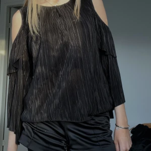 Plisserad topp - Säljer denna jätte fina toppen , Den kan användas till både vardags och finare tillfällen❤️ 